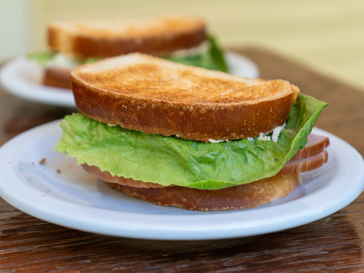 A sandwich on a plate